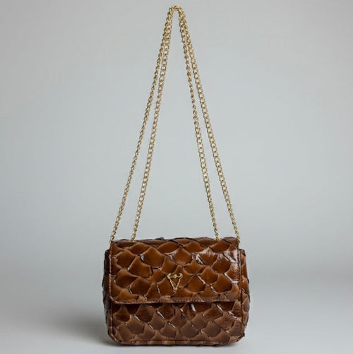 pirarucu Brown textured handbag with a chain strap on a light gray background